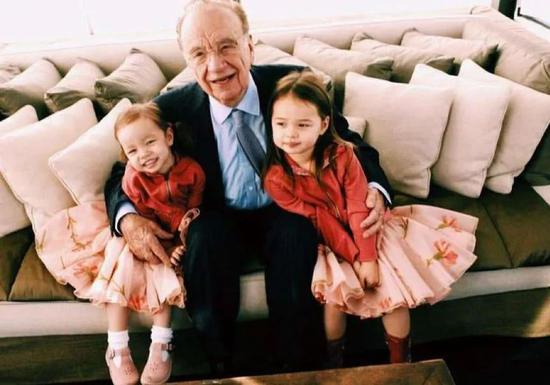  女儿的到来让默多克兴奋不已，本来已经计划退休的他，人逢喜事精神爽，又多干了好几年。