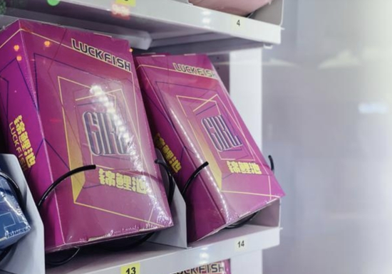 　　29.9元的商品盲盒。粉色盒子上没有任何说明。该盲盒中的“惊喜”是一个黑色有线耳机。耳机包装盒未经拆开就自行掉落。翻遍盒子的包装，记者并未发现生产厂家。来源：河南商报