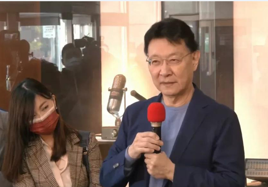 ·赵少康接受媒体采访。