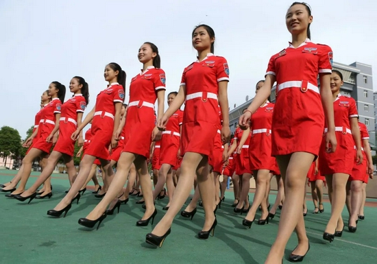 2015年5月，重庆云阳职教中心教师对航空班学生进行微笑礼仪训练。