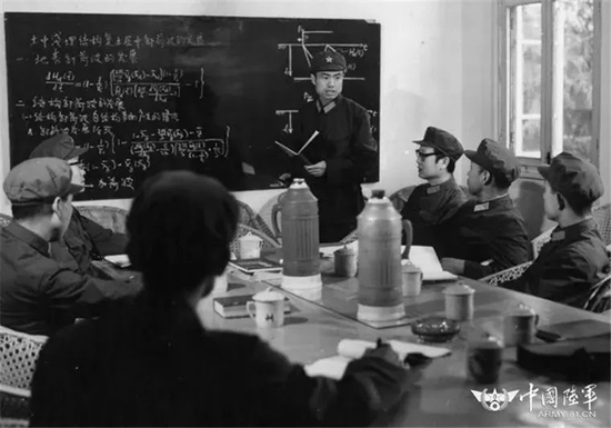 ·钱七虎组织教员研究讨论重大课题。