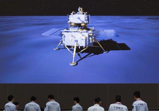 在北京航天飞行控制中心，工作人员监测嫦娥六号着陆器和上升器组合体工作情况（2024年6月2日摄）。新华社记者 金立旺 摄