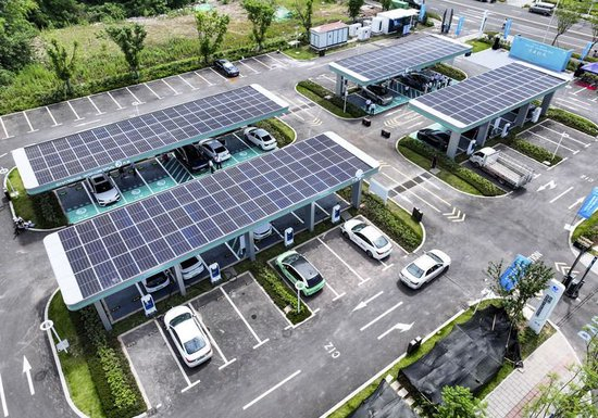 这是2024年6月6日拍摄的重庆市两江新区明月湖超充示范站（无人机照片）。新华社记者 王全超 摄