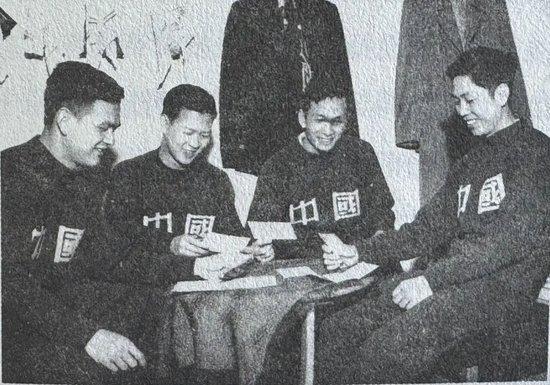 1956年第23届世乒赛，庄家富（右一）与队友们在一起。