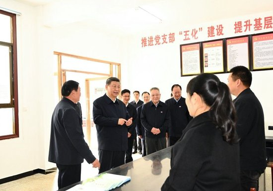  2024年3月19日下午，习近平总书记在湖南省常德市鼎城区谢家铺镇港中坪村党群服务中心了解当地为基层减负、提升基层治理效能等情况。新华社记者 燕雁 摄