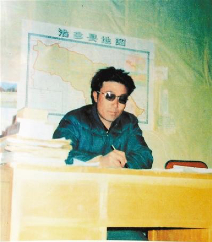  △索南达杰生前的工作照