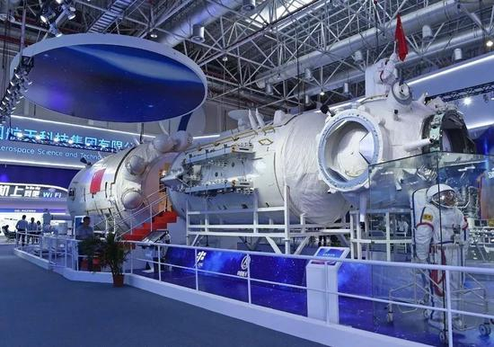 ▲珠海航展上展示的中国空间站核心舱（新华社）