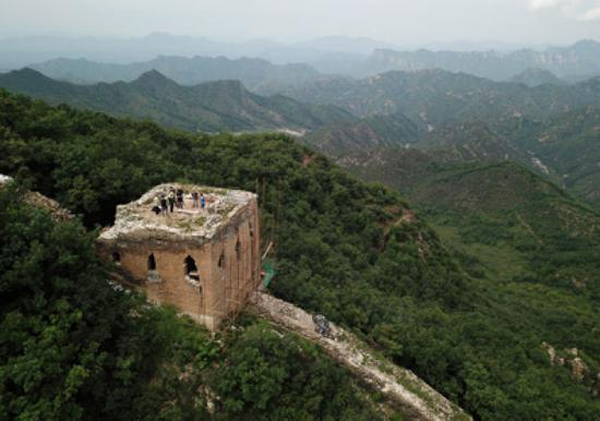  工作人员在对位于北京市密云区的东沟段长城的敌台进行测量和文物病害分析（无人机航摄）。新华社记者罗晓光