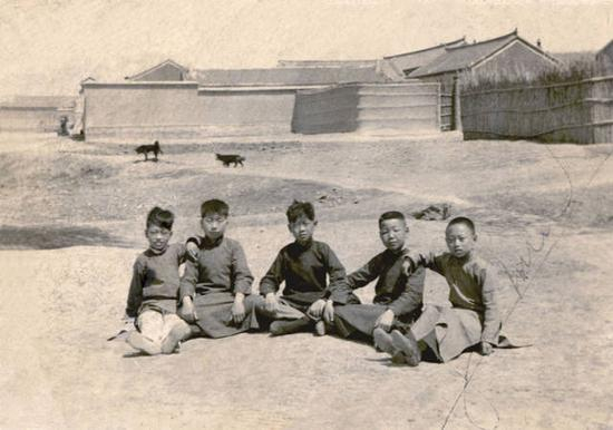  1937年在河北省宁河县芦台镇与小学同学（右1于敏）