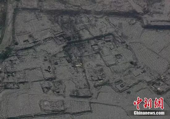 2008年5月19日，汶川大地震造成的泥石流掩埋了一个村庄。（中新社记者 贾国荣摄）