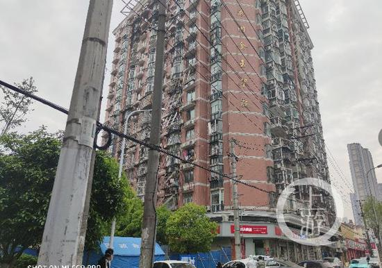 ▲4月5日，大刘所在的武汉硚口区荣华街金玉华庭小区再次被封闭。该小区从4月4日起，只准进不准出。摄影/上游新闻记者 牛泰
