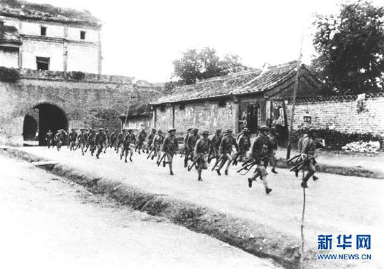　　驻守北平宛平城的中国军队奔赴卢沟桥抵抗日军（资料照片）。1937年7月7日夜，驻丰台日军在卢沟桥畔中国守军防区内进行军事演习。演习结束后，日军借口失踪一名士兵，无理要求进入中国军队防守的宛平城搜索，遭到中国守军的拒绝。日军遂向位于桥东的宛平城和卢沟桥发动攻击，挑起了蓄谋已久的卢沟桥事变。中国守军第29军官兵在日军蛮横无理的挑衅和攻击下，忍无可忍，奋起抗击，打响了全民族抗战的第一枪。新华社发