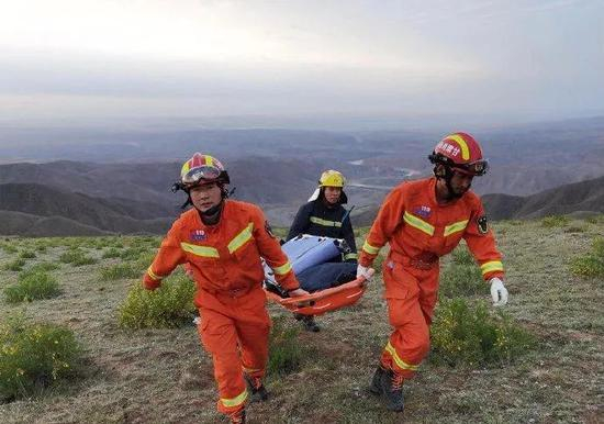 甘肃消防出动253名指战员连夜搜救被困人员。图/甘肃消防