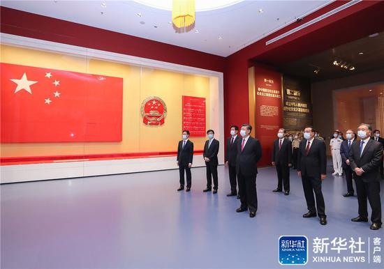 　　6月18日，党和国家领导人习近平、李克强、栗战书、汪洋、王沪宁、赵乐际、韩正、王岐山等在中国共产党历史展览馆参观“‘不忘初心、牢记使命’中国共产党历史展览”。新华社记者 鞠鹏 摄