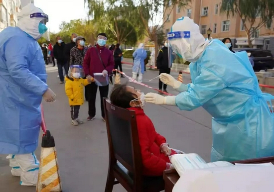 △&nbsp;医护人员正在给居民做核酸检测
