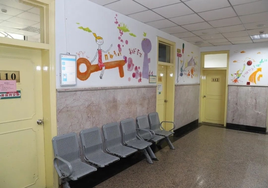 上海精神卫生中心儿少精神科门诊邀请艺术学院的学生在墙壁上画漫画，希望能让就诊的孩子消除紧张。受访者供图