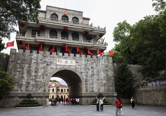  5月19日，游客在广西凭祥友谊关合影留念。