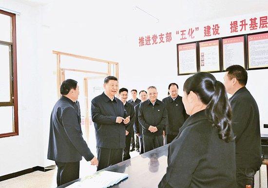 2024年3月18日至21日,中共中央总书记、国家主席、中央军委主席习近平在湖南考察。这是19日下午,习近平在常德市鼎城区谢家铺镇港中坪村党群服务中心了解当地为基层减负、提升基层治理效能等情况。 新华社记者 燕雁/摄