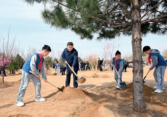 2025年4月3日，党和国家领导人习近平、李强、赵乐际、王沪宁、蔡奇、丁薛祥、李希、韩正等来到北京市丰台区永定河畔参加首都义务植树活动。这是习近平同大家一起植树。 新华社记者 谢环驰/摄