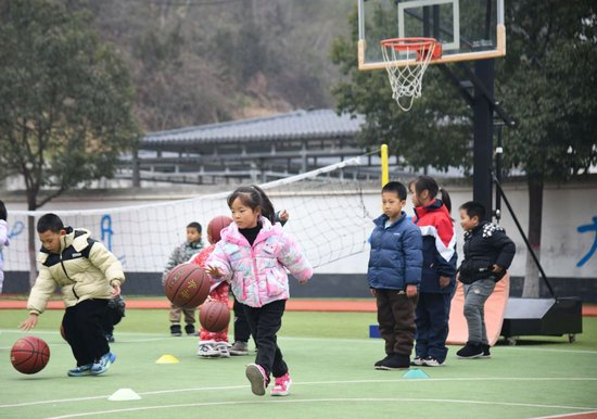 陜西安康市平利縣老縣鎮(zhèn)中心小學(xué)的學(xué)生在上體育課。新華社記者 張博文 攝
