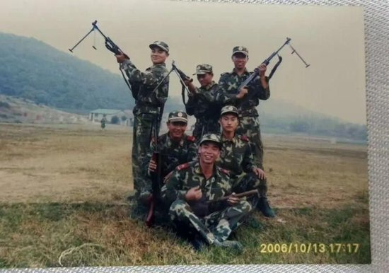  赵Sir（第二排右）和战友 受访者供图