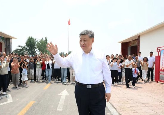  2026年6月24日，习近平在山东省德州市考察。图为习近平在陵城区边临镇西于架村，同村民们亲切交流。新华社记者 谢环驰 摄