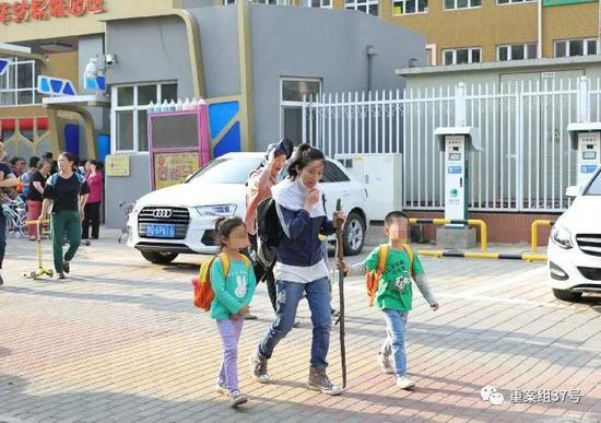 ▲5月8日，朝阳区劲松第一幼儿园华纺易城幼儿园，接送的家长都手持棍棒来防止黄狗袭击。&nbsp;&nbsp;&nbsp;&nbsp;新京报记者 王飞 摄