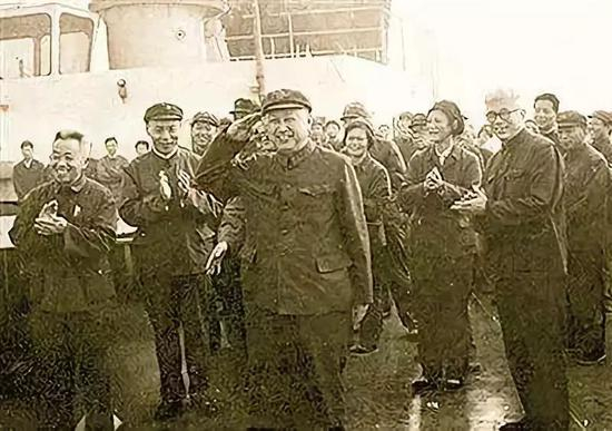  △1980年6月5日，钱学森登上中国航天远洋测量船看望船员。这是迄今为止，钱学森留下的唯一一张敬军礼的照片。