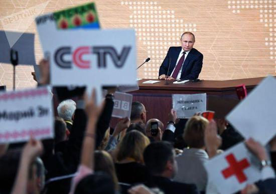  参加普京年度记者会的记者人数众多