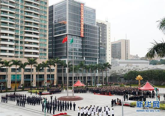 　　12月20日，澳门特别行政区政府隆重举行升旗仪式，庆祝澳门回归祖国20周年。新华社记者 李钢 摄