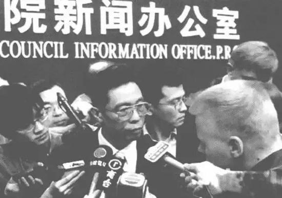  ·发布会后，钟南山被围堵。
