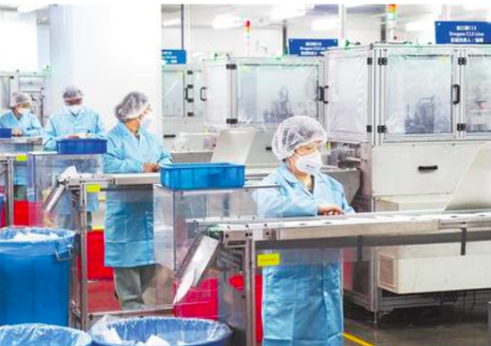  上海3M中国公司漕河泾工厂口罩生产线。图/新华社