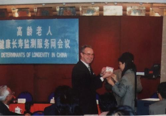  丹麦阿登赛大学遗传学专家本特·皮特森的采血示范，右下为童增。童增供图