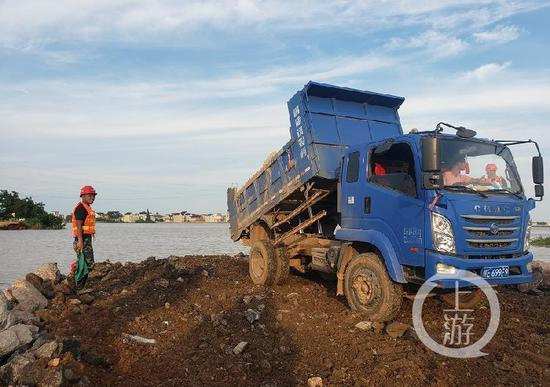 ▲7月11日傍晚，江西鄱阳县问桂道圩决口处作业现场。摄影/上游新闻记者肖鹏