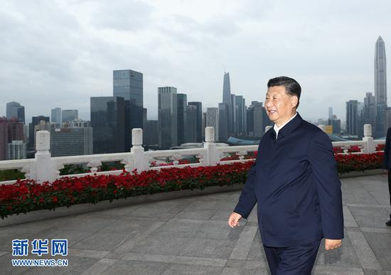 10月14日，深圳经济特区建立40周年庆祝大会在广东省深圳市隆重举行。中共中央总书记、国家主席、中央军委主席习近平在会上发表重要讲话。这是当天下午，习近平在莲花山公园远眺特区新貌。 新华社记者 鞠鹏 摄