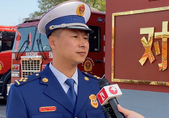 北京市天安门消防救援支队故宫特勤站的蔡瑞指导员接受记者采访 王简/摄