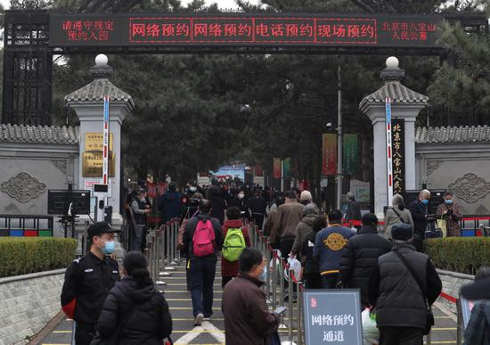今天上午，八宝山公墓迎来了不少错峰祭扫的市民。摄影/新京报记者&nbsp;王贵彬