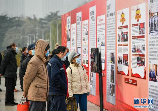 市民在泉城广场参观山东省济南市扫黑除恶专项斗争成果展（2020年12月11日摄）。新华社记者 朱峥 摄