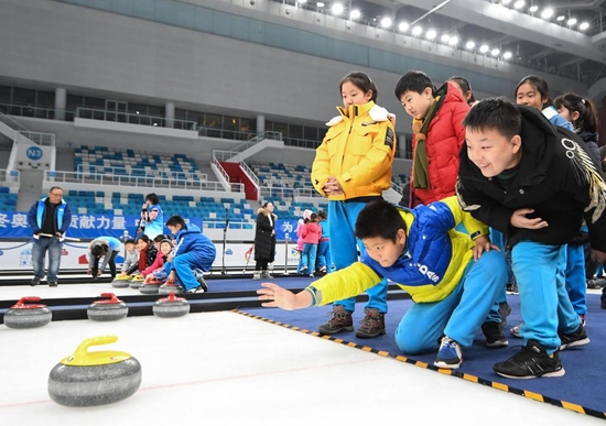 2019年12月10日，北京史家实验学校的学生在“冰立方”体验冰壶。新华社记者 鞠焕宗 摄