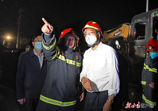 6月16日晚，省委书记、省人大常委会主任尹弘第一时间赶赴现场指导救援工作，并到医院看望伤员。新甘肃·甘肃日报记者 高樯 通讯员 彭佳文