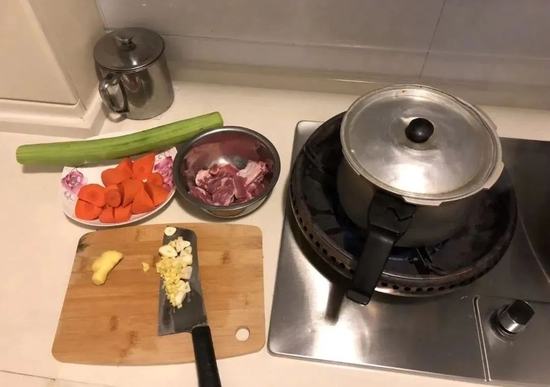 刘根在为梁广青老两口做饭