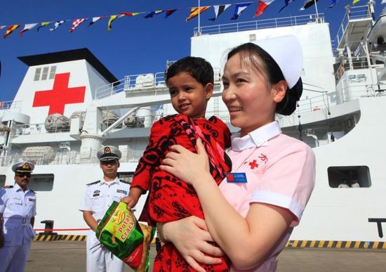  ↑2013年8月22日，阿里法·沁与2010年曾照顾过她的中国护士在一起。新华社记者 琚振华 摄