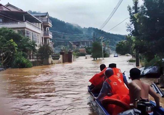 张先生协助民警返回村中救援，并主动借出了自己的橡胶船。