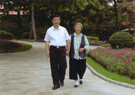  △ 习近平陪母亲齐心散步。