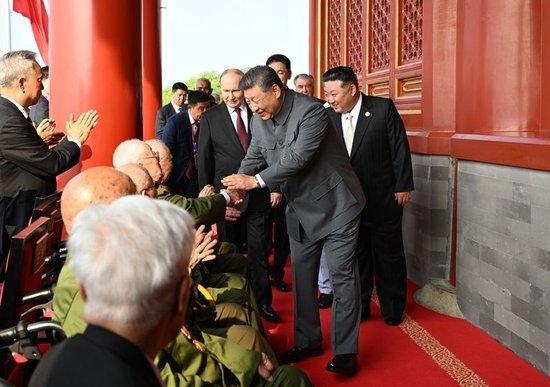 △2025年9月3日,纪念中国人民抗日战争暨世界反法西斯战争胜利80周年大会开始前,习近平总书记同抗战老战士老同志代表亲切握手,向他们表示崇高敬意。