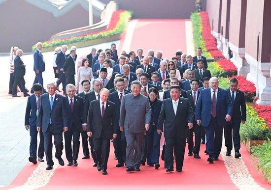 △2025年9月3日,纪念中国人民抗日战争暨世界反法西斯战争胜利80周年大会在北京隆重举行。这是大会开始前,中共中央总书记、国家主席、中央军委主席习近平同出席大会的外方代表团团长前往天安门城楼。