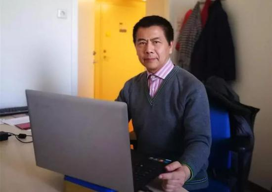 ▷ 黄智生教授与AI机器人004号