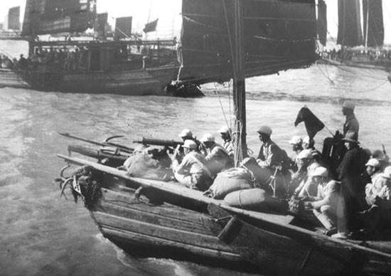 （图：1949年渡江战役，百万雄师过大江。解放军前进南进，向着解放全中国迈进。）