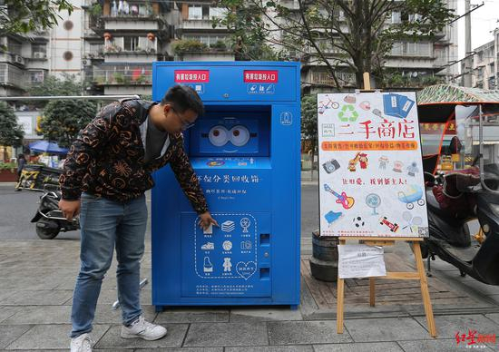  ↑环保分类回收箱遍布在市内近千个小区门口。