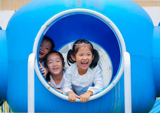 10月11日，江苏南通，如皋市港城实验幼儿园的小朋友在操场上快乐地玩耍。视觉中国供图